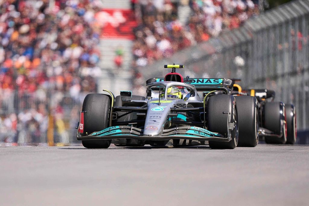 Pebalap tim Mercedes, Lewis Hamilton, memacu mobilnya pada F1 seri Kanada di Sirkuit Gilles-Villeneuve, Montreal, Minggu (19/6/2022). Hamilton menjadi pemenang ketiga pada lomba itu. 
