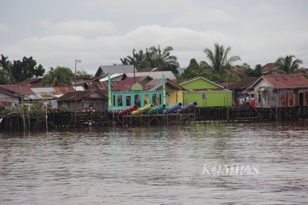 Meriam karbit telah disiapkan, 3 Juni 2019, di tepi Sungai Kapuas, Kota Pontianak, Kalimantan Barat, untuk memeriahkan malam takbiran dalam Festival Meriam Karbit, Selasa (4/6/2019) malam.