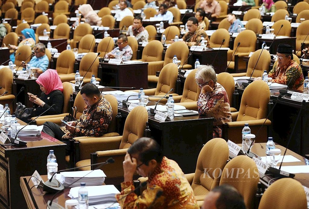 Suasana Sidang Paripurna Ke-5 Dewan Perwakilan Daerah, di gedung Nusantara 5 Komplek Parlemen, Senayan, Jakarta, Selasa (20/12). 