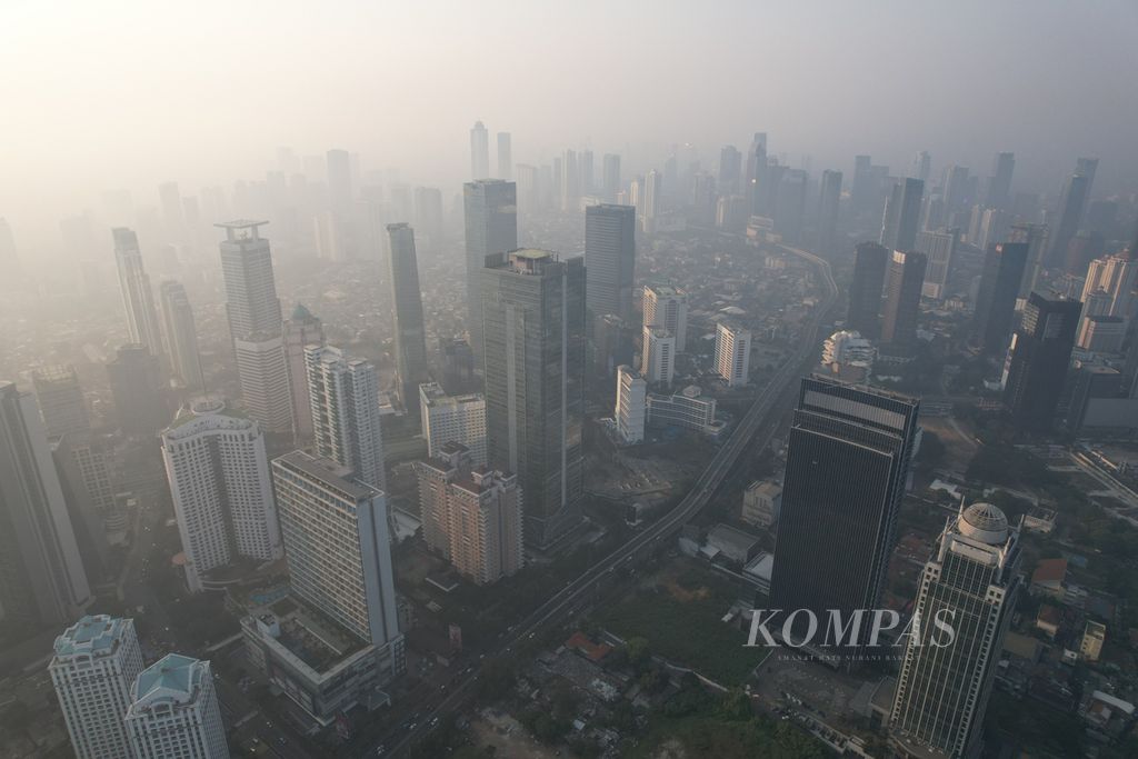 Kondisi langit Jakarta yang diselimuti kabut polusi pada hari kedua pelaksanaan bekerja dari rumah (<i>work from home</i>/WFH) bagi 50 persen aparatur sipil negara di lingkungan Pemprov DKI Jakarta, Selasa (22/8/2023). 