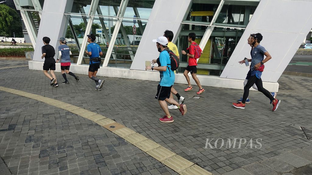 Ekspatriat berlari di jalur pedestrian Jalan Sudirman, Setiabudi, Jakarta Selatan, Minggu (6/2/2022). Kunci kekuatan sistem kekebalan tubuh yaitu konsumsi makanan bergizi seimbang, olahraga, tidur cukup, dan menjaga kesehatan mental.