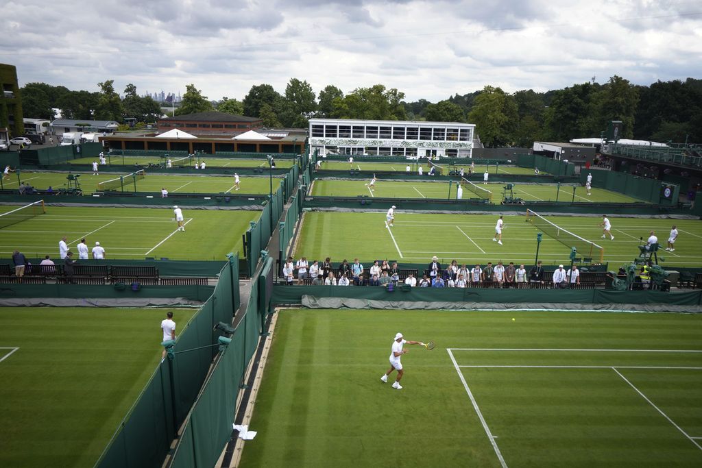 Rafael Nadal, petenis Spanyol (bawah), berlatih di All England Lawn Tennis and Croquet Club, Wimbledon, Inggris, Jumat (24/6/2022). Tempat itu akan menggelar Grand Slam Wimbledon pada 27 Juni-10 Juli mendatang. 