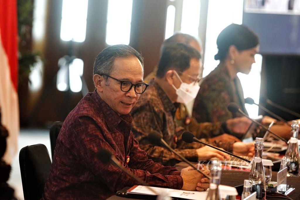 Ketua Dewan Komisioner Otoritas Jasa Keuangan (OJK) Mahendra Siregar (kiri) bersama anggota dewan komisioner yang lain memberikan keterangan kepada wartawan terkait hasil rapat dewan komsioner bulanan di Jakarta, Senin (5/9/2022).  