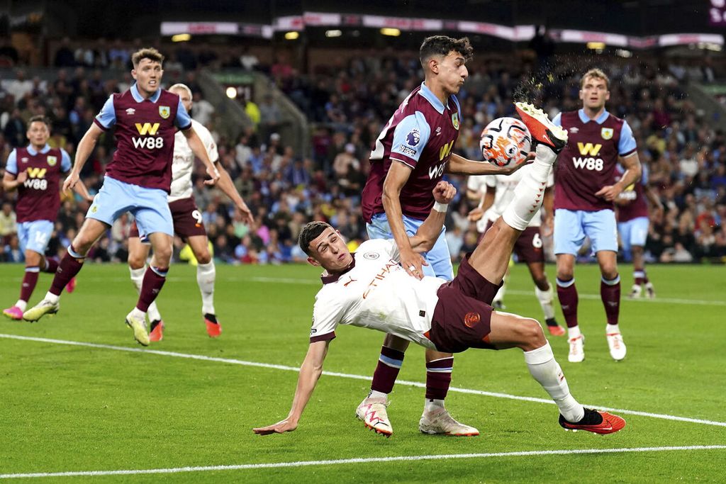 Pemain Manchester City, Phil Foden, melakukan tendangan salto dalam pertandingan Liga Inggris antara Burnley dan Manchester City di Stadion Turf Moor, Burnley, Sabtu (12/8/2023) dini hari WIB. City mengalahkan Burnley, 3-0. 