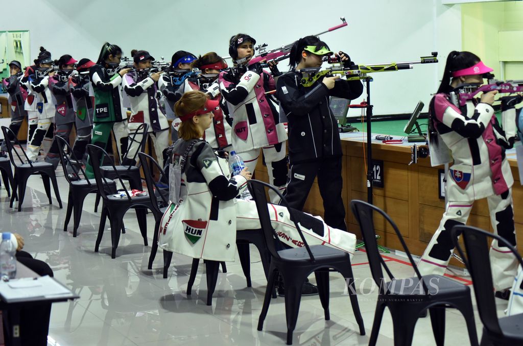 Suasana kualifikasi nomor pertandingan senapan angin 10 meter putri pada hari pertama Piala Dunia Menembak Senapan dan Pistol ISSF 2023 di Lapangan Tembak Senayan, Jakarta, Sabtu (28/1/2023). Semua petembak putri Indonesia gagal lolos ke putaran final nomor tersebut. 