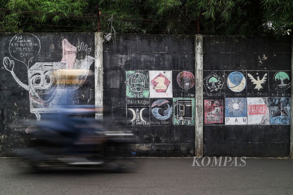 Lambang partai politik peserta Pemilu 2019 masih tergambar di sebuah tembok di kawasan Gandaria Selatan, Jakarta, Rabu (24/8/2022).