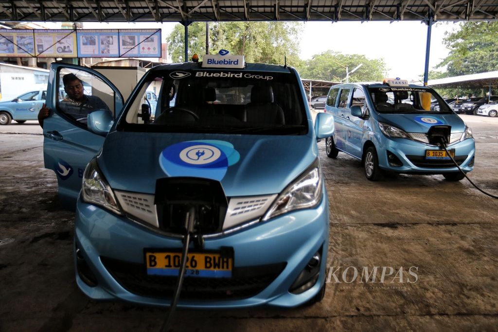Blue Bird taxi drivers are recharging their electric taxis at the public electric vehicle charging station (SPKLU) located at the Blue Bird garage in Mampang, South Jakarta, on Monday (23/7/2023). Currently, Blue Bird operates 180 electric taxis.