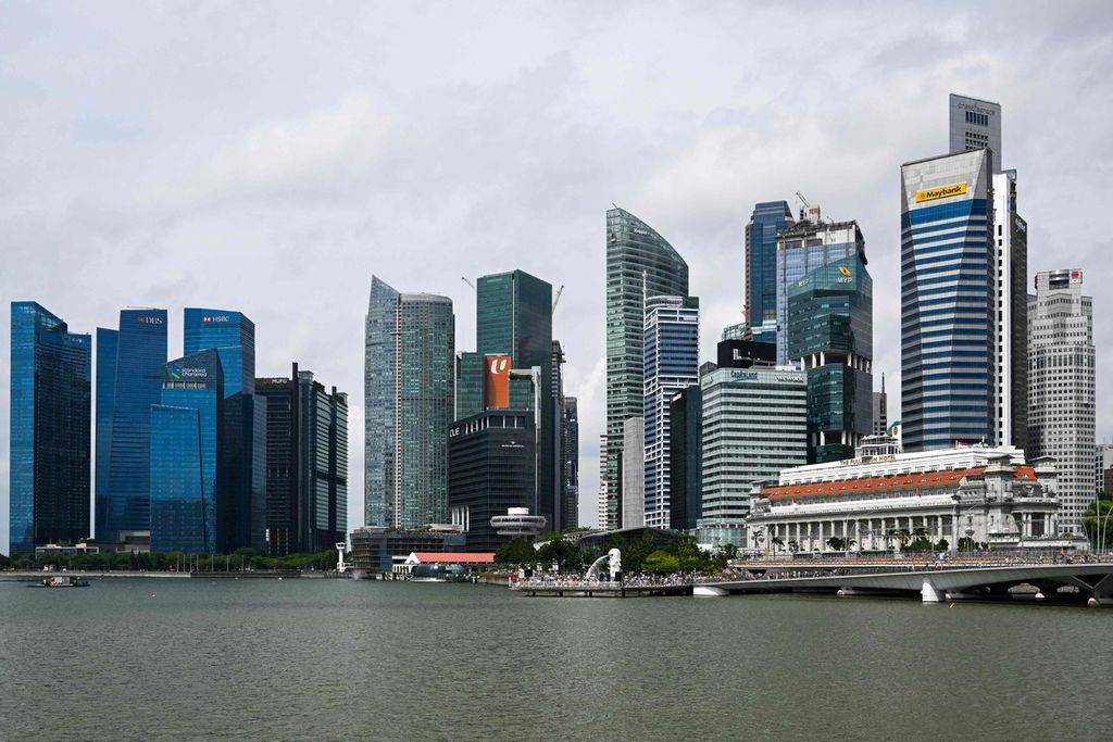 Pemandangan bangunan-bangunan komersial di Marina Bay, Singapura, 31 Juli 2023. 