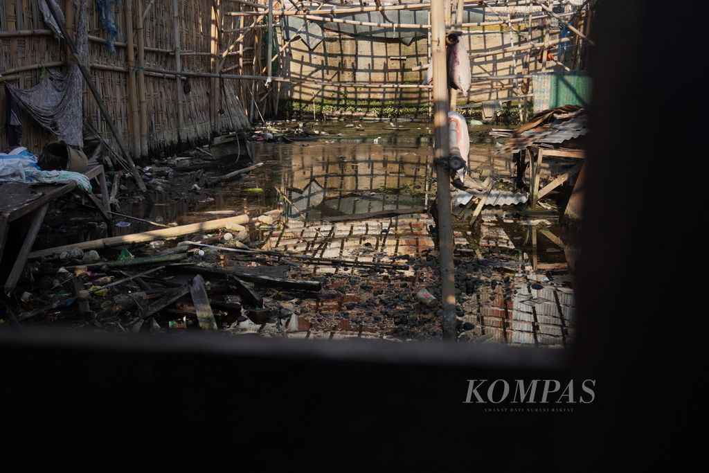 Bangunan bekas industri batik skala rumahan ditinggalkan oleh pemiliknya di Kelurahan Panjang Wetan, Kecamatan Pekalongan Utara, Kota Pekalongan, Jawa Tengah, Selasa (18/7/2023). Banjir rob yang terus-terusan melanda wilayah itu sejak belasan tahun lalu membuat para pengusaha bangkrut. 