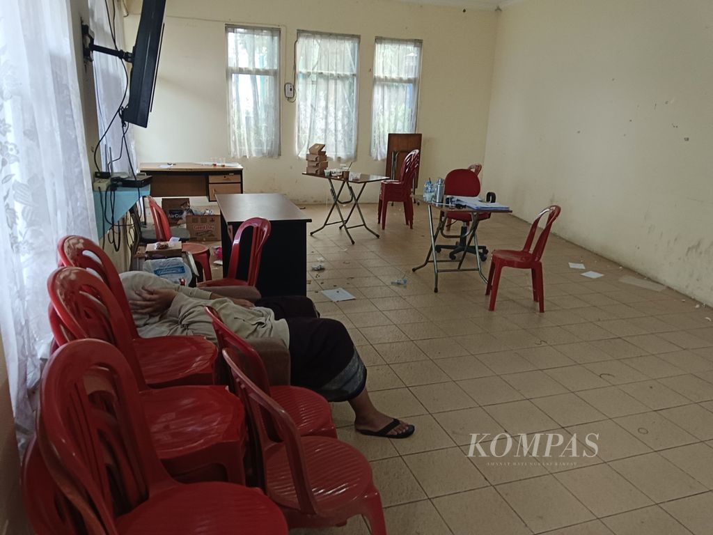 Salah seorang petugas Kelompok Penyelenggara Pemungutan Suara dari TPS 19 Kelurahan Antapani Wetan, Kpta Bandung, Jawa Barat, tertidur seusai melaksanakan tugas penghitungan surat suara pada Kamis (15/2/2024). 