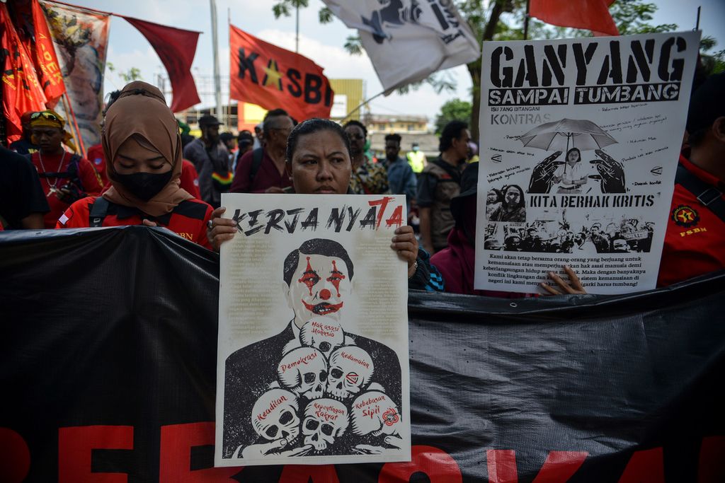 Dua peserta aksi memegang poster berisi kekecewaan kepada Menteri Koordinator Bidang Kemaritiman dan Investasi Indonesia Luhut Binsar Pandjaitan dan tuntutan untuk membebaskan terdakwa Haris Azhar dan Fatia Maulidiyanti di depan Pengadilan Negeri Jakarta Timur, Kamis (8/6/2023).  