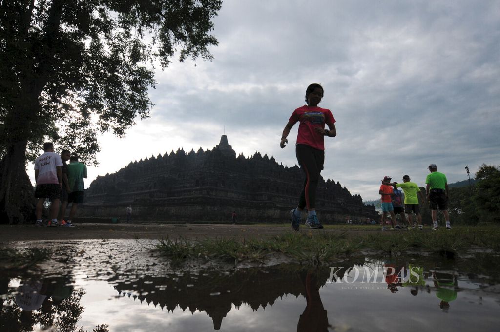 Para pelari melakukan lari-lari ringan sekitar 3 kilometer sambil menikmati pemandangan di Candi Borobudur, Magelang, Sabtu (18/11).