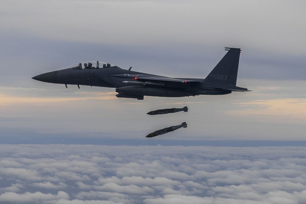 Dalam foto yang dirilis oleh Kementerian Pertahanan Korea Selatan, tampak jet tempur F-15K Angkatan Udara Korea Selatan menjatuhkan dua bom berpemandu (JDAM) saat latihan gabungan yang digelar pada Selasa (4/10/2022).