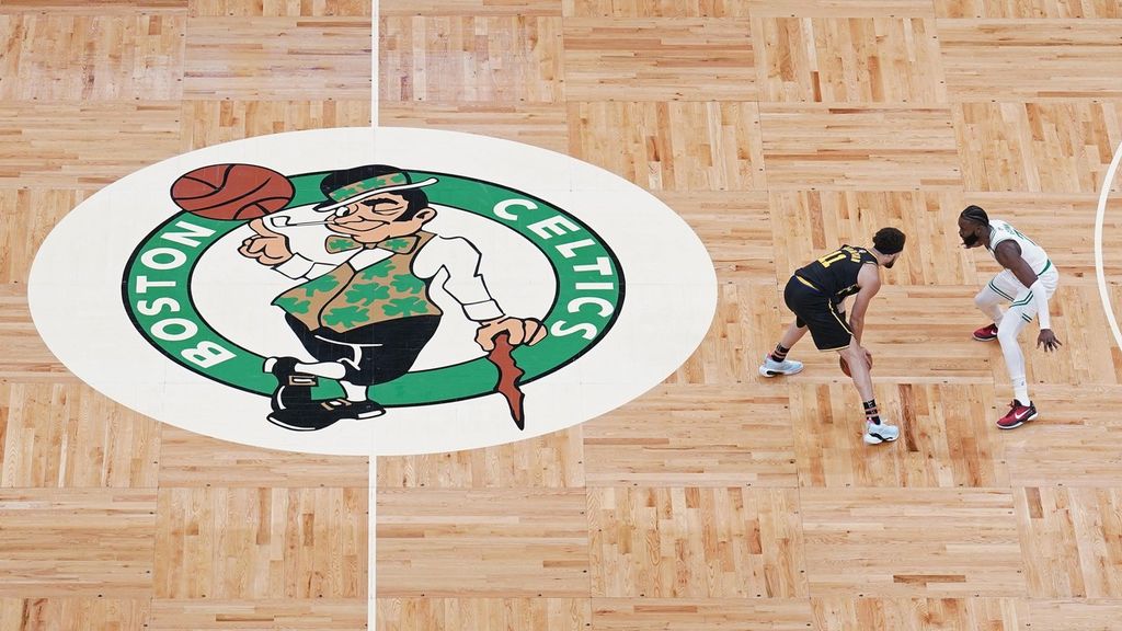 Pemain Boston Celtics, Jaylen Brown (kanan), berusaha menahan serangan pemain Golden State Warriors, Klay Thompson, saat laga keempat final NBA 2022 di TD Garden, Boston, Amerika Serikat, Kamis (9/6/2022) pagi WIB. Celtics menang 116-110. Warriors akan menghadapi Celtics pada gim keenam Final NBA di TD Garden, Boston, Jumat (17/6/2022) pagi WIB.