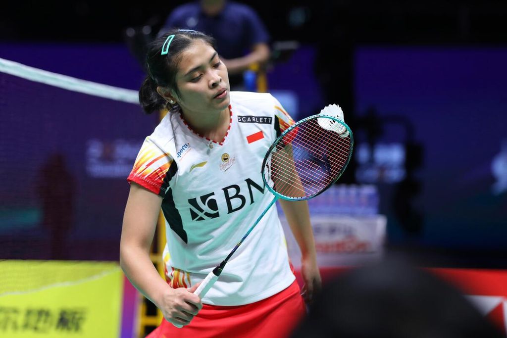 The sole expression of Gregoria Mariska Tunjung's daughter during the final match of the Uber Cup against Chen Yu Fei (China) at Chengdu Hi Tech Zone Sports Center Gymnasium, China, on Sunday (5/5/2024). Gregoria was defeated with a score of 7-21, 16-21.