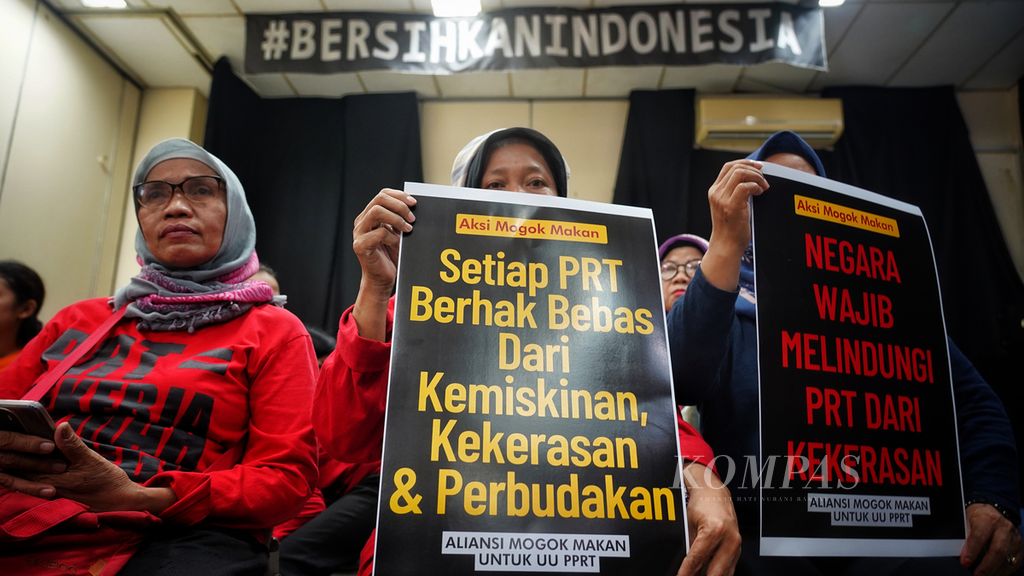 Sejumlah aktivis pekerja rumah tangga saat hadir dalam acara penyampaian sikap Aliansi Mogok Makan untuk Undang-Undang Pekerja Rumah Tangga (UU PRT) yang mendesak disahkannya UU PRT di Kantor Yayasan Lembaga Bantuan Hukum Indonesia, Jakarta, Minggu (6/8/2023).