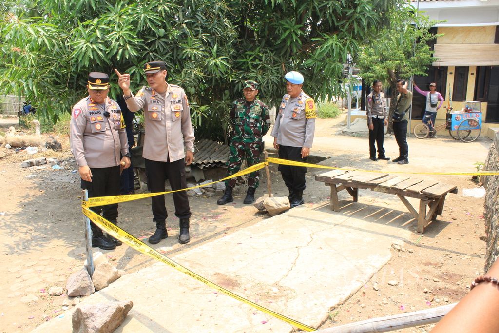 Kepala Kepolisian Resor Indramayu Ajun Komisaris Besar Fahri Siregar (kiri) mengecek lokasi pembunuhan di Desa Kerticala, Kecamatan Tukdana, Kabupaten Indramayu, Jawa Barat, Selasa (24/10/2023). 