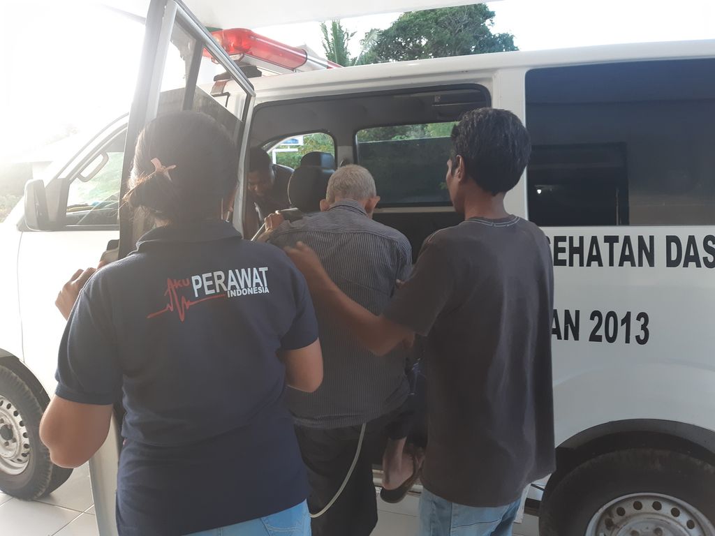 Rien Simon (81), a patient, took an ambulance leaving the Wonreli Health Center on Kisar Island, Southwest Maluku Regency, Maluku, on Thursday (20/4/2023).