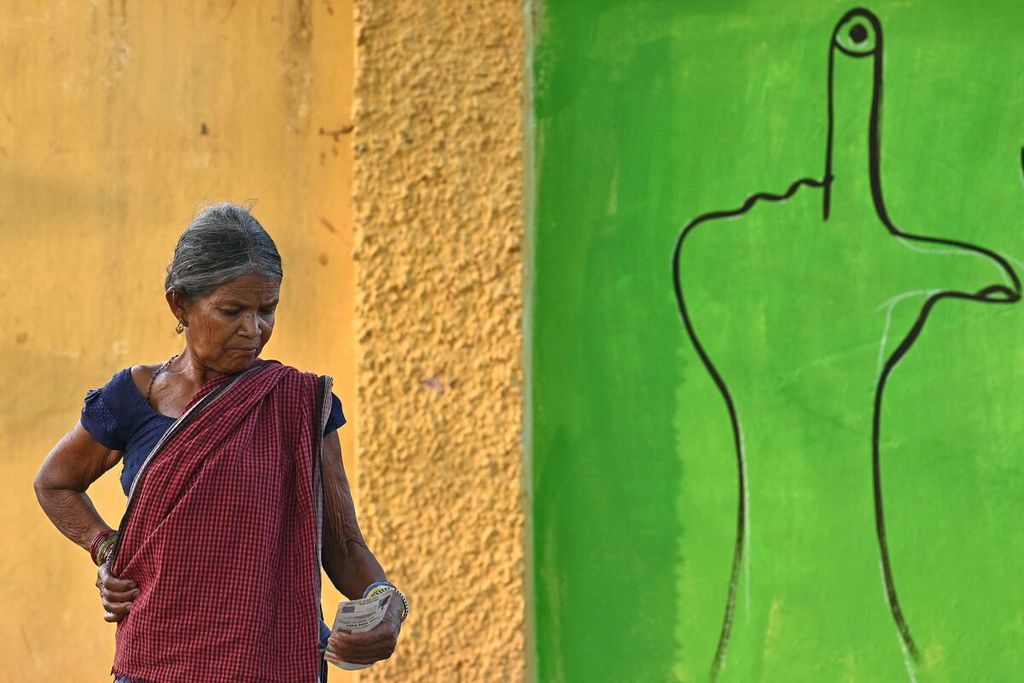 Seorang pemilih di Desa Dugeli, sekitar 33 km dari kota Dantewada, di Negara Bagian Chhattisgarh, India, menunggu giliran untuk memberikan suara dalam pemilu tahap pertama, Jumat (19/4/2024). 