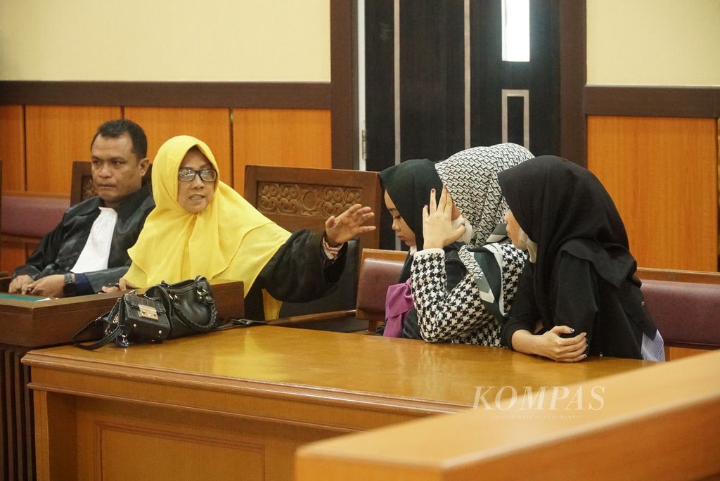 Penasihat hukum menjelaskan posisi terdakwa dalam sidang tindak pidana ringan di Pengadilan Negeri Padang terhadap tiga wanita penganiaya kucing di Kota Padang, Sumatera Barat, Kamis (7/9/2023). 