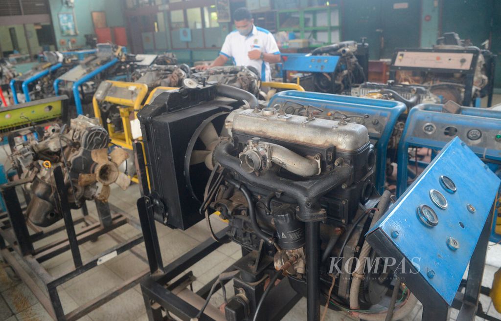 Ruang praktik kerja yang berisi berbagai macam jenis mesin kendaraan di SMK Negeri Jawa Tengah, Kota Semarang, Jawa Tengah, Rabu (9/3/2022). Kelengkapan fasilitas pelatihan ini mendukung peserta pelatihan untuk mengembangkan diri sebagai mekanik. 