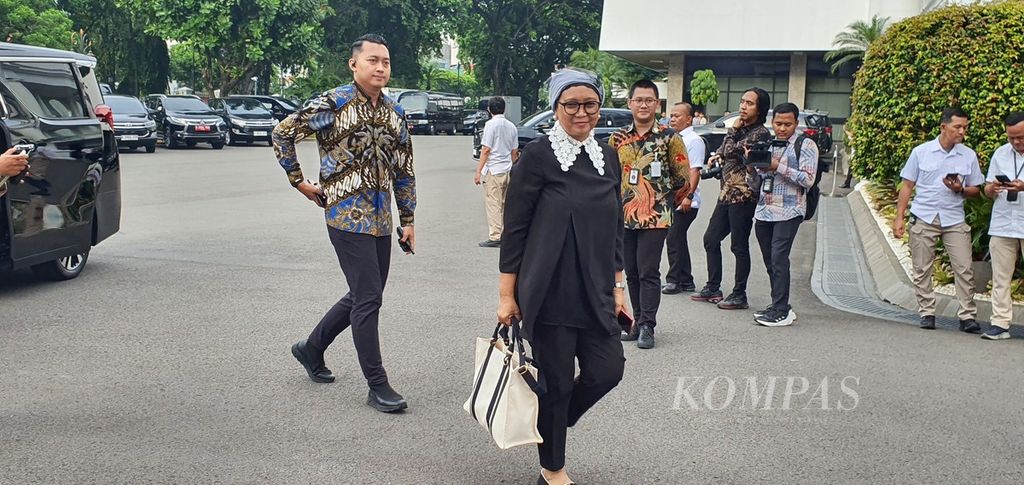 Menteri Luar Negeri Retno Marsudi tiba di Kompleks Istana Kepresidenan, Jakarta, Kamis (28/3/2024), untuk menghadiri buka puasa bersama Presiden Joko Widodo dan Wapres Maruf Amin.