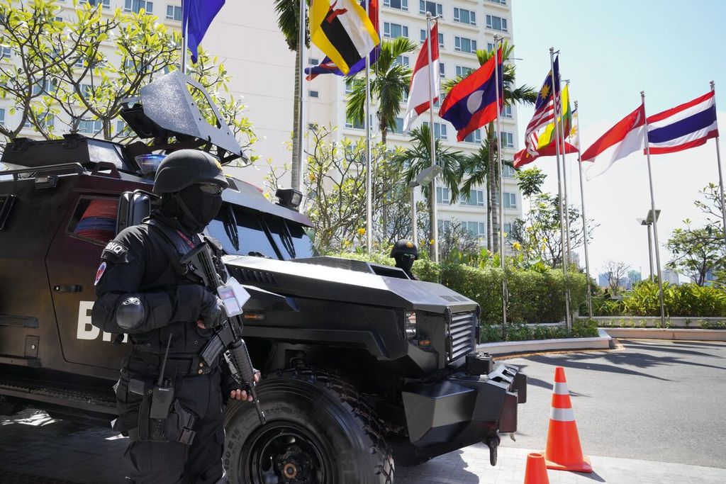 Anggota pasukan khusus berdiri di samping kendaraan taktis di luar tempat berlangsungnya KTT ASEAN di Phnom Penh, Kamboja, Rabu (9/11/2022). 