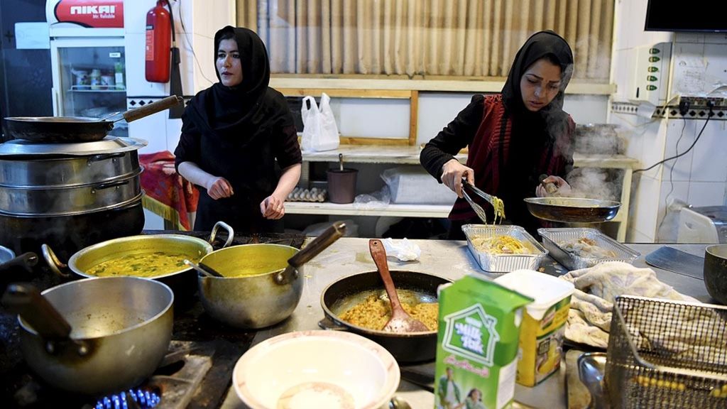 Perempuan koki menyiapkan masakan di sebuah restoran di Kabul, Afghanistan, 30 Januari 2019. Para perempuan di Afghanistan menanti dengan penuh waswas saat Amerika Serikat makin dekat untuk menjalin kesepakatan dengan kelompok militan Taliban. Kembalinya Taliban memantik kekhawatiran bakal munculnya kembali represi terhadap kaum perempuan di Afghanistan.