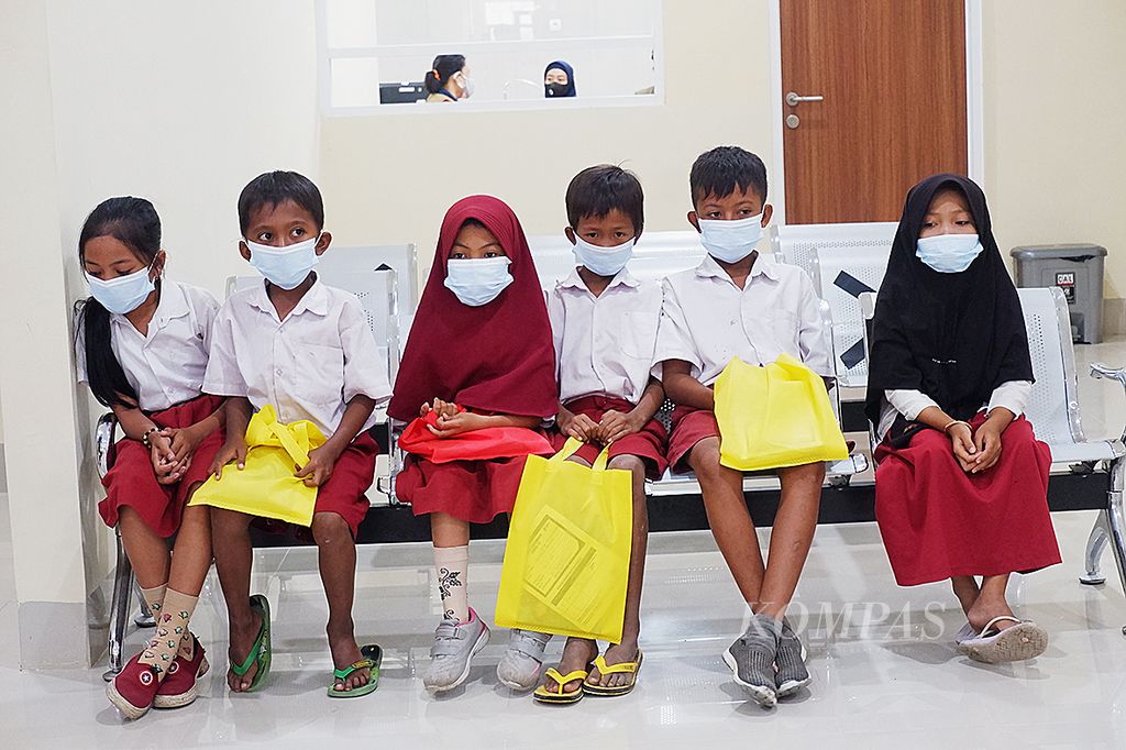 Para pelajar sekolah dasar mengikuti tahap observasi usai mengikuti kegiatan vaksinasi Covid-19 di Rumah Sakit Mandalika di Pujut, Lombok Tengah, Nusa Tenggara Barat, Selasa (15/3/2022). 