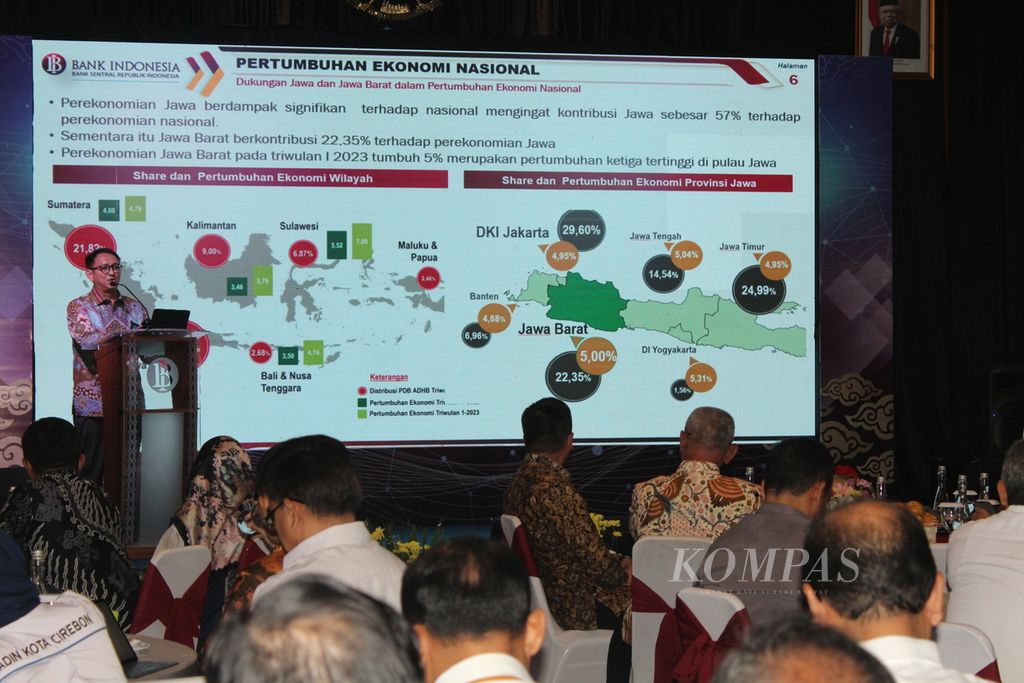 Deputi Kepala Perwakilan Bank Indonesia Jawa Barat Bambang Pramono menjadi pembicara kunci dalam acara West Java Economic Society di Kota Cirebon, Jawa Barat, Rabu (5/7/2023).