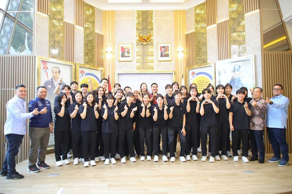 The Korean Volleyball League team, Daejeon Jung Kwan Jang Red Sparks, posed with Indonesian player Megawati Hangestri and Minister of Youth and Sports Dito Ariotedjo in a welcoming ceremony and press conference ahead of the Fun Volleyball match on Wednesday (April 17, 2024).