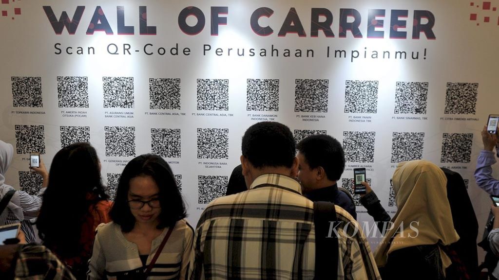 Pencari kerja berburu lowongan pekerjaan dalam Topkarir Expo, bursa kerja yang diadakan situs penyedia lowongan pekerjaan Topkarir di Gedung Smesco, Jakarta, Jumat (16/11/2018). 