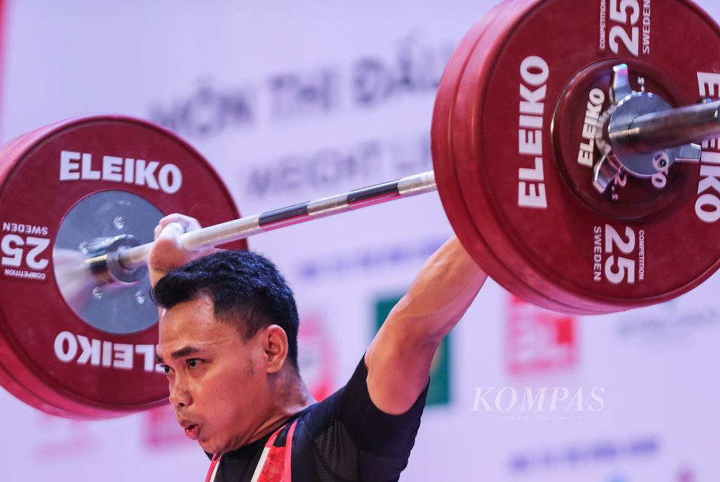 Lifter Indonesia, Eko Yuli Irawan, tampil dalam nomor 61 kilogram putra cabang angkat besi pada SEA Games Vietnam 2021 di Hanoi Training Center, Hanoi, Vietnam, Jumat (20/5/2022). Eko Yuli meraih medali emas dalam nomor ini.