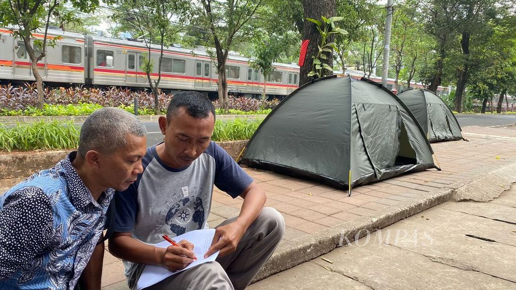Anggota Himpunan Masyarakat Adat Pulau-pulau Rempang Galang mendirikan dua tenda dan spanduk di depan kantor Komnas HAM, Jakarta Pusat, sejak Senin (11/9/2023).