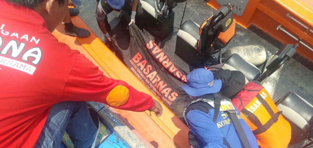 Tim gabungan dari Basarnas Lampung dan polisi mengevakuasi jasad nelayan bernama Noviandi yang sempat hilang terseret ombak, Selasa (27/9/2022). 