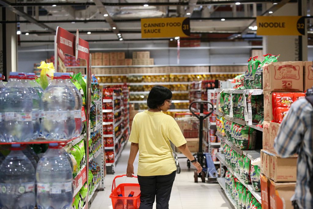 Pengunjung memilih produk saat berbelanja di supermarket ritel Transmart di Jakarta, Rabu (17/4/2024). Memanasnya ketegangan geopolitik di Timur Tengah disinyalir akan berdampak terhadap daya beli masyarakat akibat inflasi barang impor dan gangguan rantai pasok global.