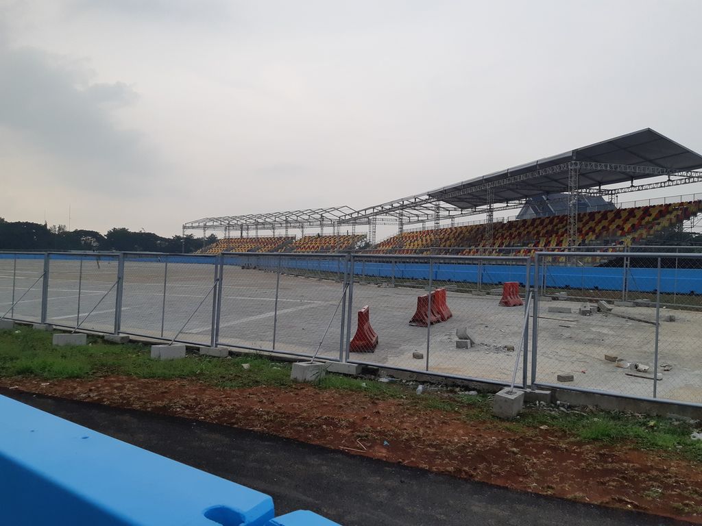 Kondisi tribune penonton yang mulai terpasang di zona lima Sirkuit Formula E di Ancol, Jakarta Utara, Kamis (19/5/2022).