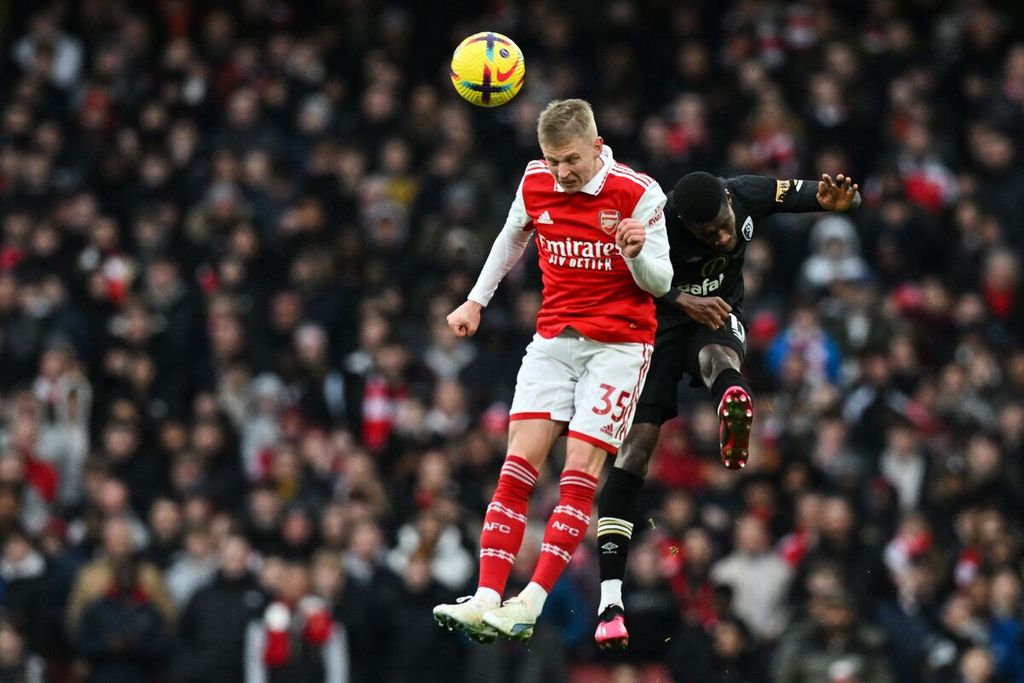 Bek Arsenal, Oleksander Zinchenko, berduel di udara dengan striker Bournemouth, Dango Ouattara, dalam pertandingan Liga Inggris antara Arsenal dan Bournemouth di Stadion Emirates, London, Sabtu (4/3/2023). Arsenal menundukkan Bournemouth, 3-2. 