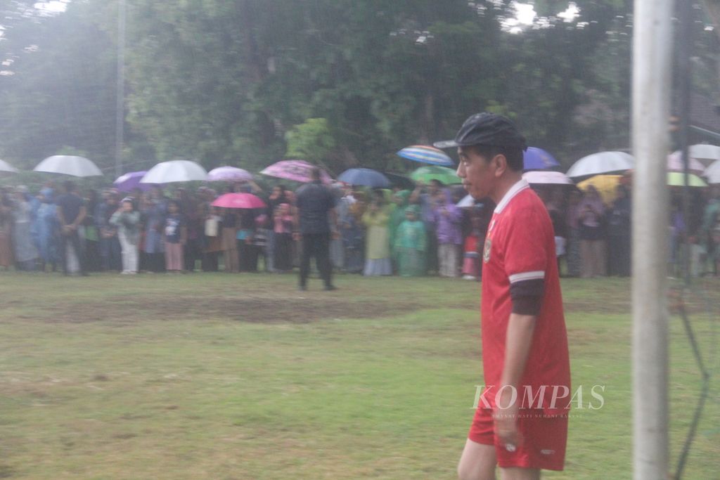Presiden Joko Widodo bermain sepak bola bersama anak-anak di Lapangan Gamplong, Kabupaten Sleman, Daerah Istimewa Yogyakarta, Sabtu (24/1/2024) sore. 