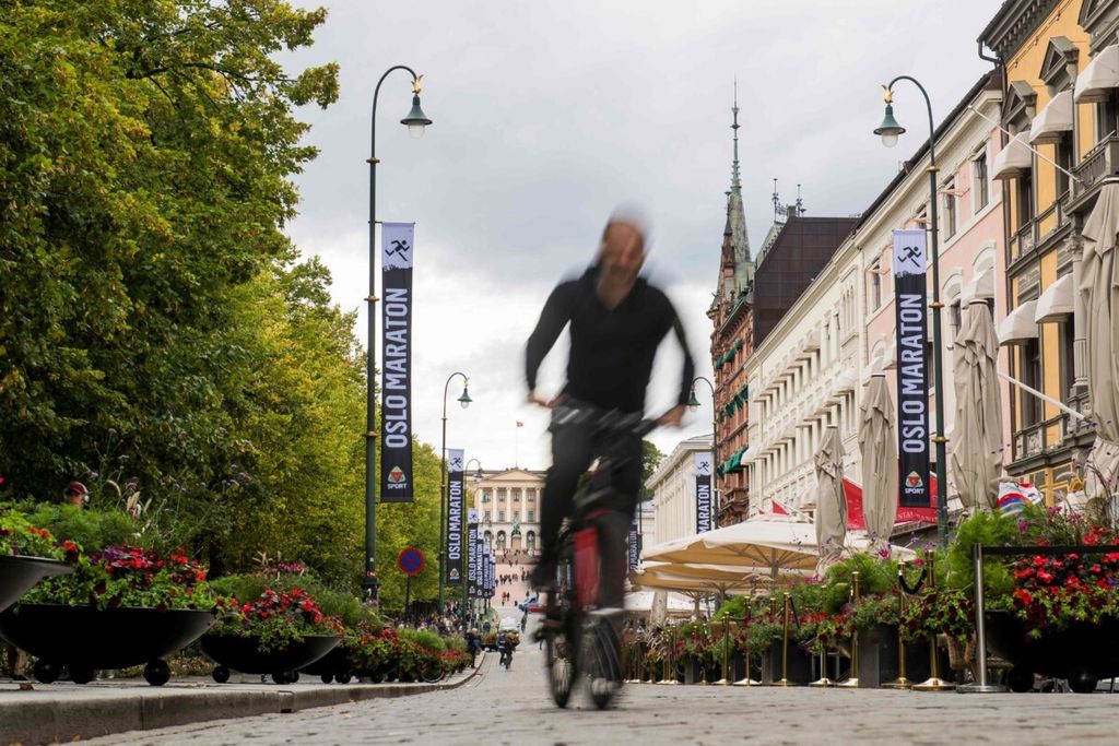 Pesepeda melintasi gerbang Karl Johans, Oslo, Norwegia, pada 14 September 2018. Pemerintah kota Oslo terus mengupayakan kotanya ramah lingkungan dan mencapai target nol emisi karbon. 