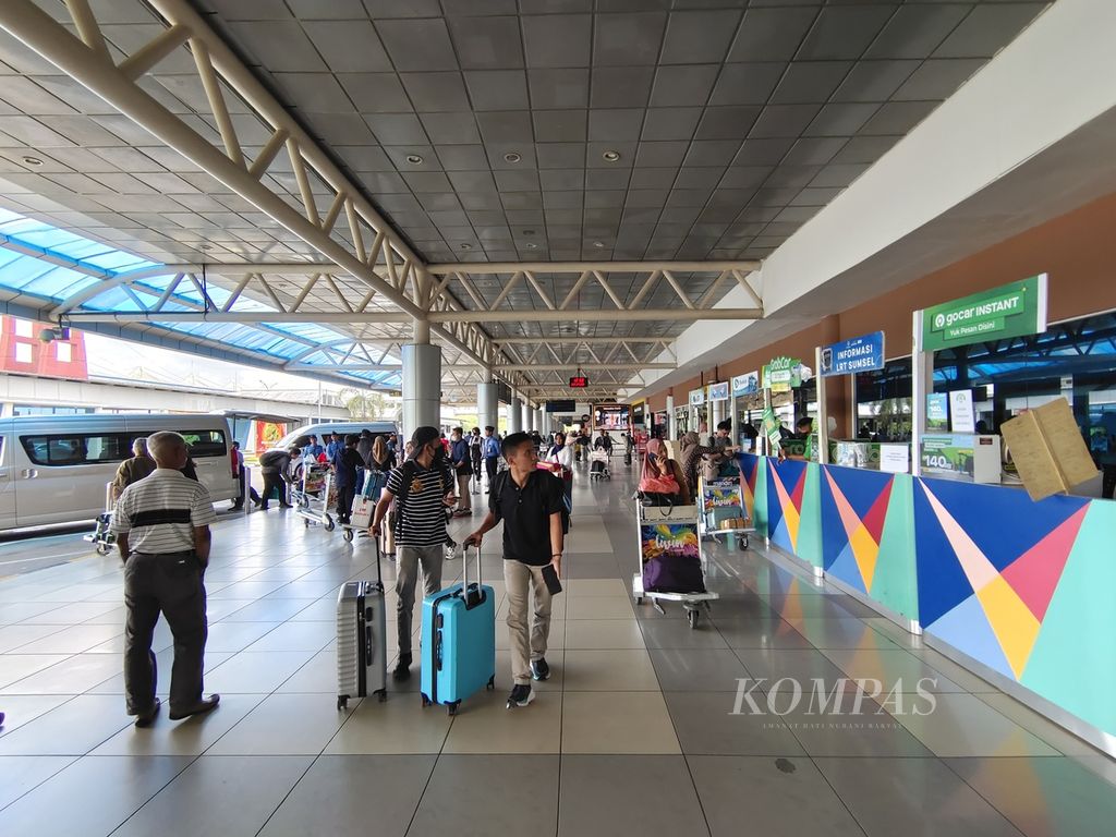 Suasana penumpang yang baru mendarat di Bandara Sultan Mahmud Badaruddin II Palembang, Sumatera Selatan, Sabtu (27/4/2024). Bandara itu kini tidak lagi menyandang status bandara internasional.