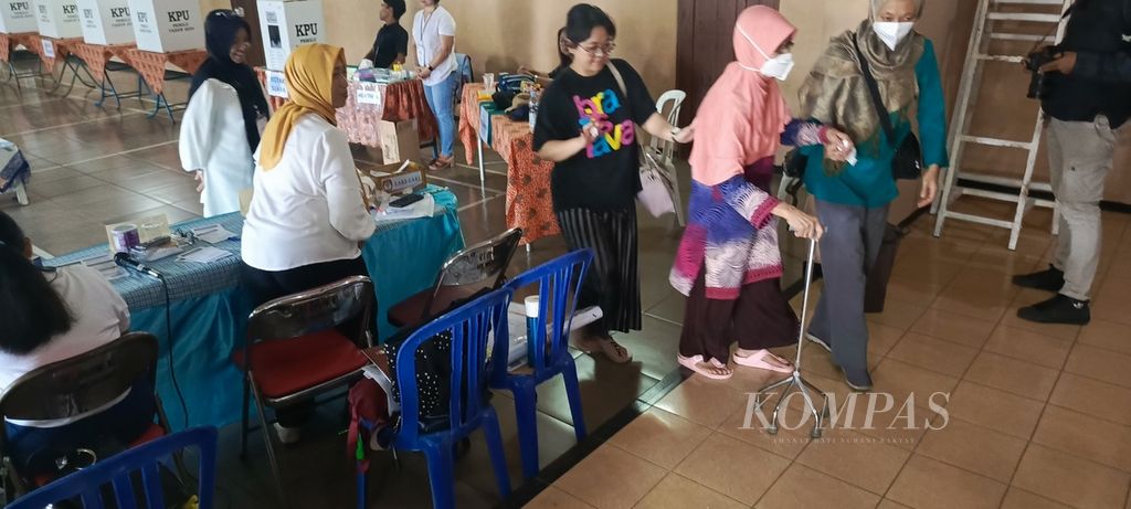 Subagio dan istri mengikuti pemungutan suara ulang, Sabtu (24/2/2024), di Mojolangu, Kota Malang, Jawa Timur.