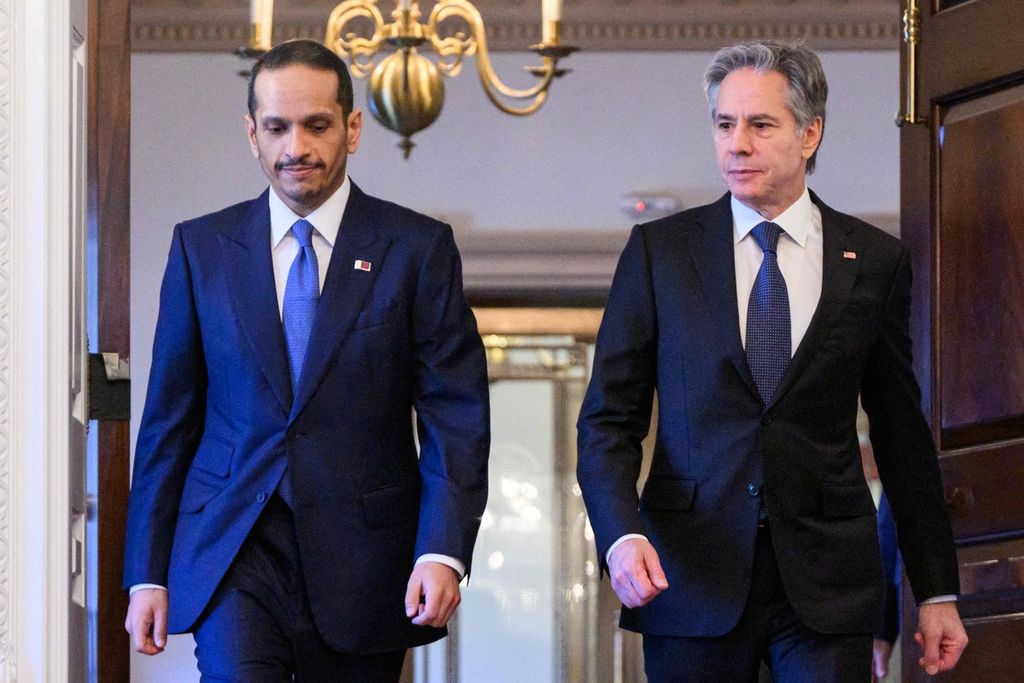 Menteri Luar Negeri, yang juga Perdana Menteri, Qatar Sheikh Mohammed bin Abdulrahman al-Thani (kiri), bertemu dengan Menlu AS Antony Blinken di Ruang Traktat kantor Departemen Luar Negeri, Washington DC, AS, 29 Januari 2024.  