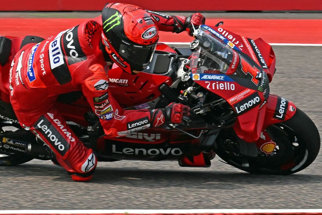 Pebalap Ducati, Francesco Bagnaia, mengendarai motornya saat latihan bebas pertama balap MotoGP seri India di Sirkuit Buddh, Greater Noida, Jumat (22/9/2023). 