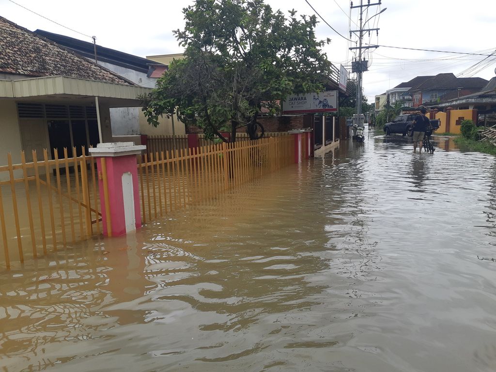 Banjir merendam kawasan permukiman pendudukan di Kelurahan Pahlawan, Kecamatan Kemuning, Palembang, Sumatera Selatan, Sabtu (25/12/2021). Banjir disebabkan oleh meningkatnya intensitas curah hujan dan pasangnya air sungai.