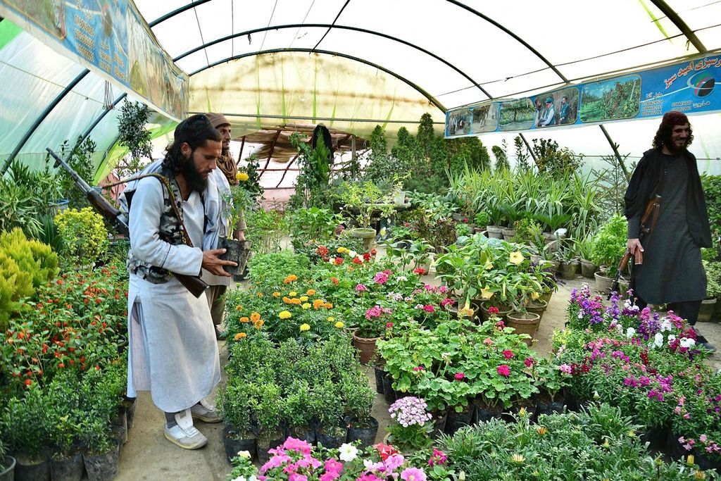 Seorang anggota Taliban membeli bunga di sebuah taman di pusat kota Kabul pada Rabu (16/3/2022).