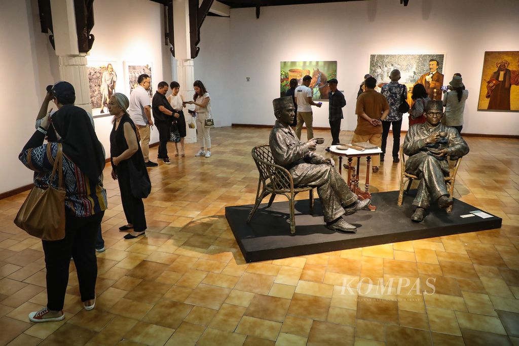 The atmosphere of the Indonesian fine arts exhibition and coffee journey, Road to Max Havelaar, at Bentara Budaya Jakarta, Thursday (5/10/2023). The exhibition, which will take place from 5-9 October 2023, displays the work of 14 artists. With a theme around coffee, this exhibition is inspired by the book <i>Max Havelaar</i> by Multatuli, a writer from the Netherlands whose real name is Eduard Douwes Dekker.