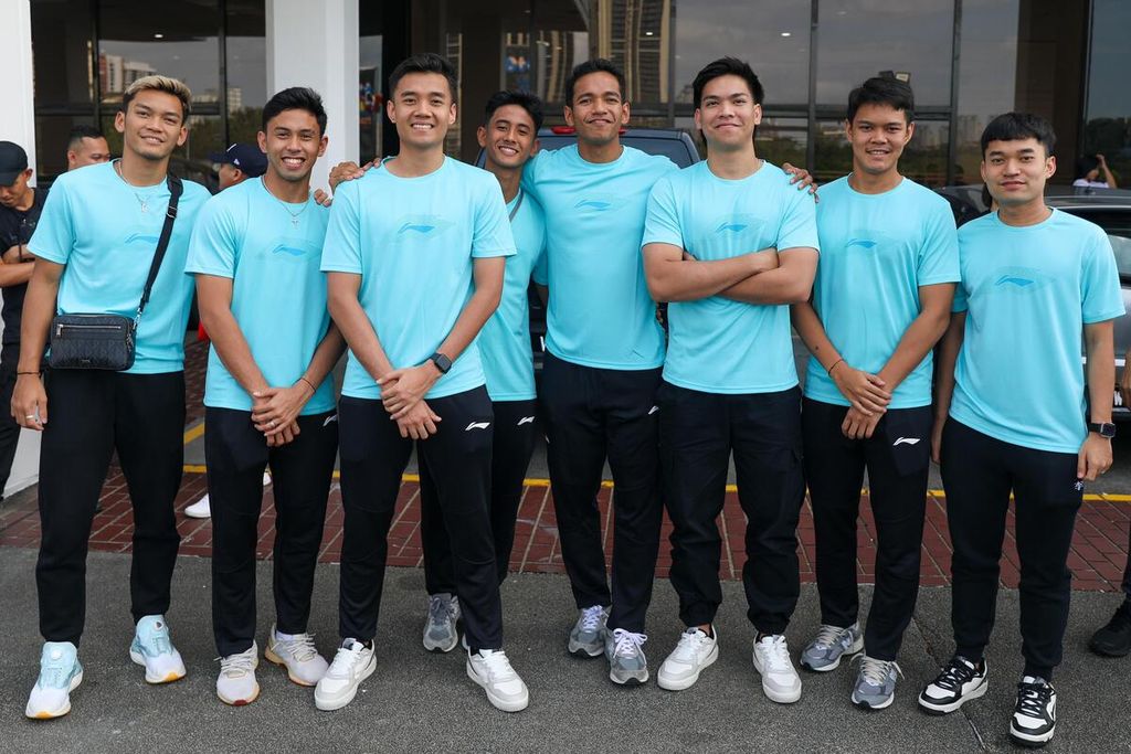 Tim bulu tangkis putra Indonesia yang akan berlaga di Kejuaraan Asia Beregu berfoto bersama di Selangor, Malaysia, Minggu (11/2/2024).