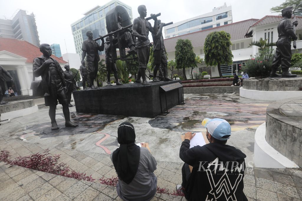 Peserta membuat sketsa patung Panglima Besar Sudirman berjudul ”Gerlya” karya Yusman di halaman Galeri Nasional, Jakarta, Kamis (8/9/2022). Pelatihan gratis KamiStesa ini digelar Galeri Nasional untuk masyarakat umum untuk mengajak pengunjung terlibat dalam membuat suatu karya seni dengan menciptakan karya mereka sendiri.