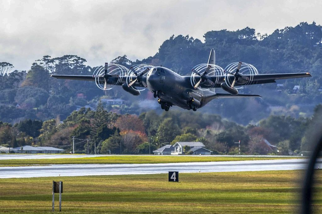 Pesawat Hercules C-130 lepas landas dari Pangkalan Udara Whenuapai di dekat Auckland, Selandia Baru, pada Mei 2024.